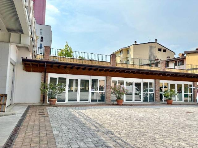 Locale Commerciale in affitto a Zona Ovest, Brescia