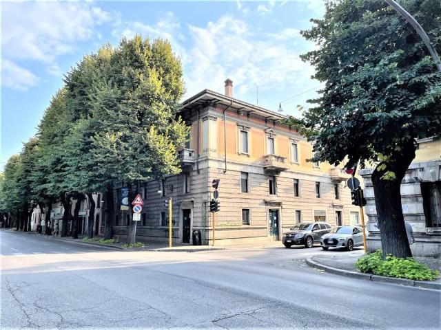 Locale Commerciale in affitto a Zona Centro, Brescia