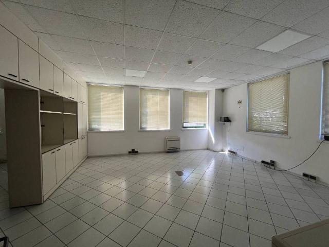 Locale Commerciale in affitto a Zona Est, Brescia