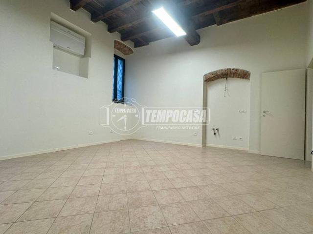 Locale Commerciale in affitto a Zona Centro, Brescia