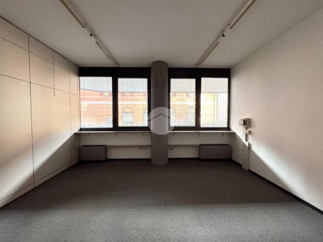 Locale Commerciale in affitto a Zona Ovest, Brescia