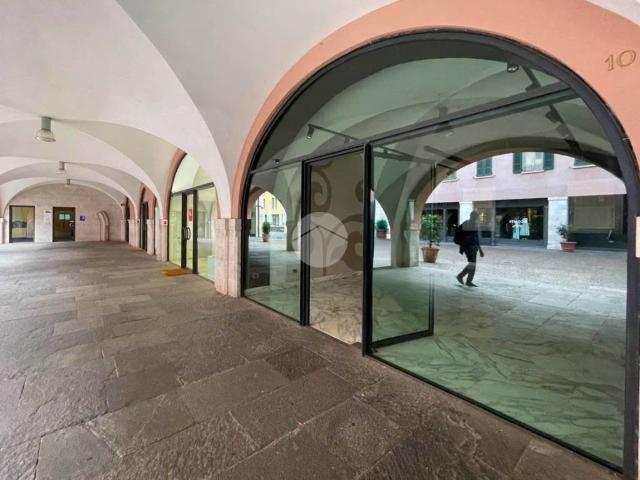 Locale Commerciale in affitto a Zona Centro, Brescia