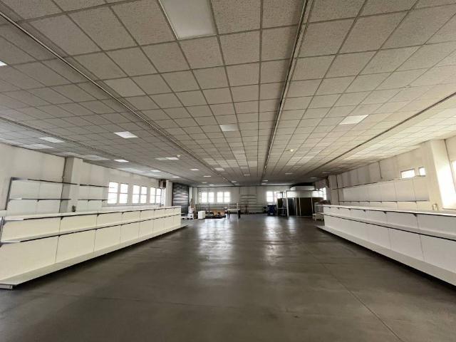 Locale Commerciale in affitto a Zona Sud, Brescia