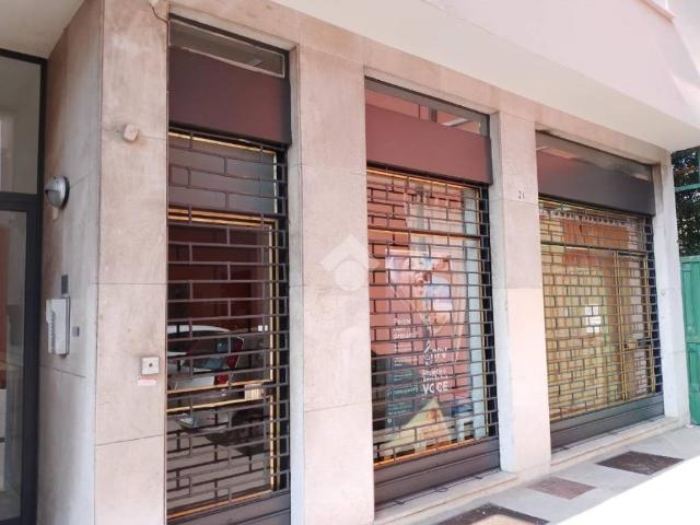 Locale Commerciale in affitto a Zona Ovest, Brescia
