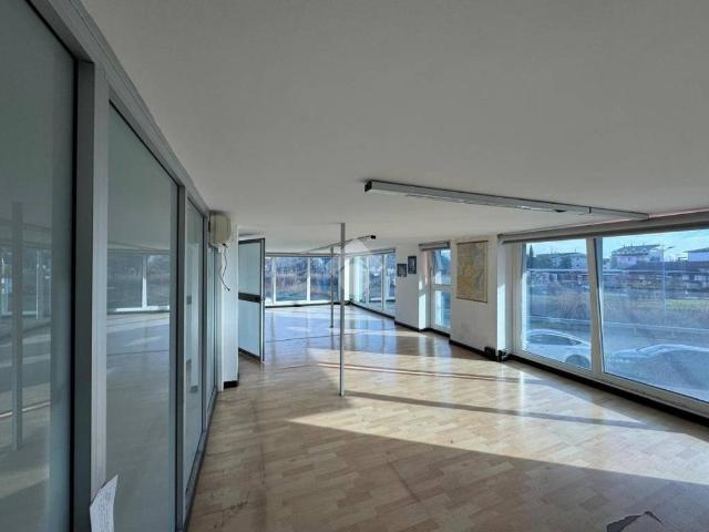 Locale Commerciale in affitto a Zona Ovest, Brescia