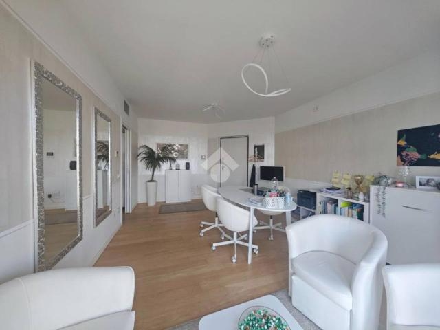 Locale Commerciale in affitto a Zona Sud, Brescia