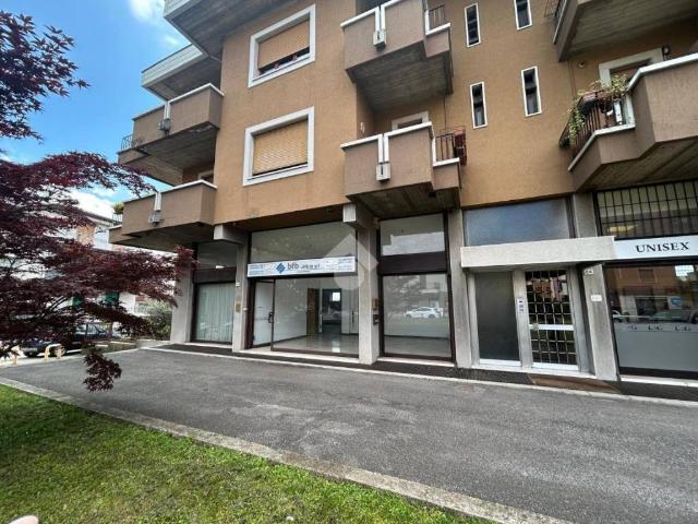 Locale Commerciale in affitto a Zona Ovest, Brescia