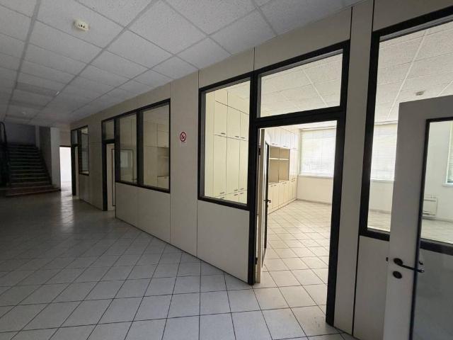 Locale Commerciale in affitto a Zona Est, Brescia