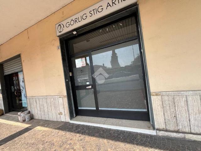 Locale Commerciale in affitto a Zona Ovest, Brescia