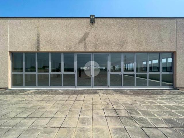 Locale Commerciale in affitto a Zona Est, Brescia