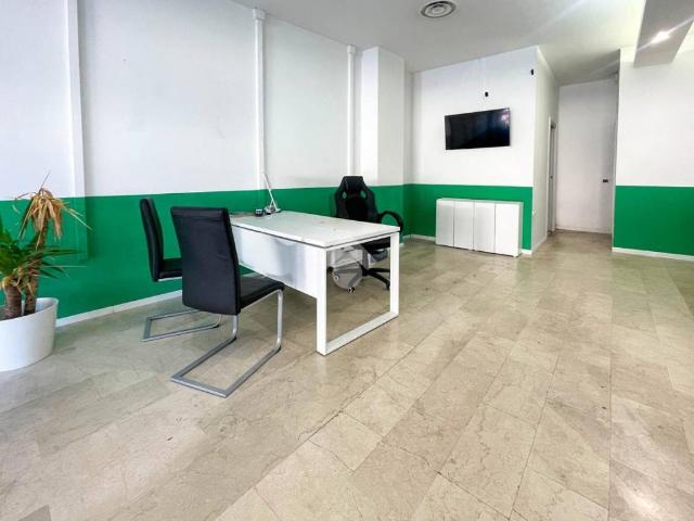 Locale Commerciale in affitto a Zona Est, Brescia