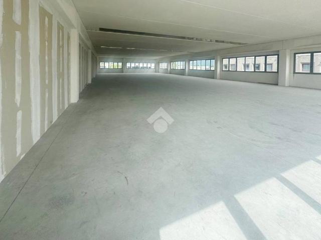Locale Commerciale in affitto a Zona Est, Brescia