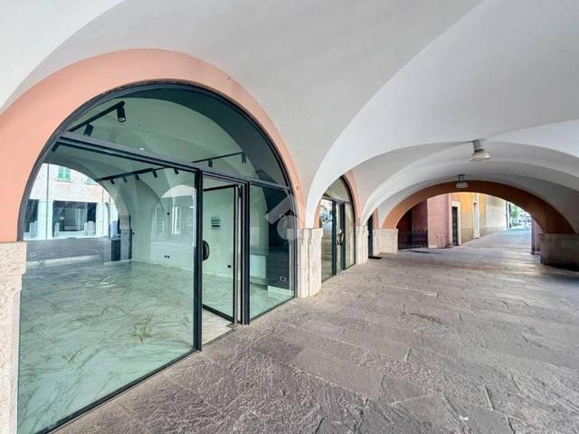 Locale Commerciale in affitto a Zona Centro, Brescia