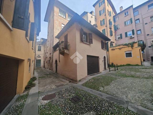 Locale Commerciale in affitto a Zona Centro, Brescia