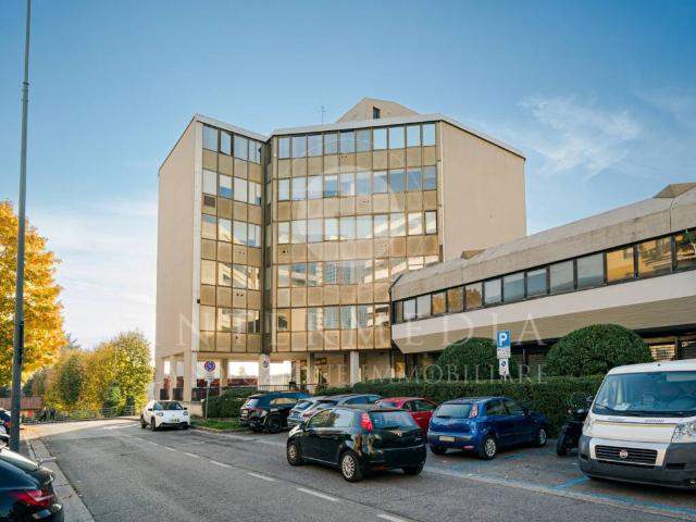 Locale Commerciale in affitto a Brescia