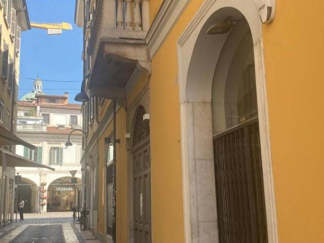 Locale Commerciale in affitto a Zona Centro, Brescia