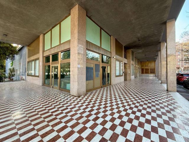 Locale Commerciale in affitto a Zona Omogenea Milano Nord, Bresso