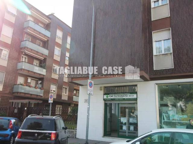 Locale Commerciale in affitto a Zona Omogenea Milano Nord, Bresso