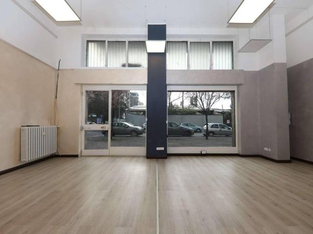 Locale Commerciale in affitto a Zona Omogenea Milano Nord, Bresso