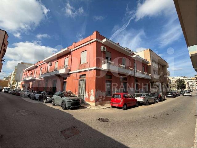 Locale Commerciale in affitto a Cappuccini, Puglia