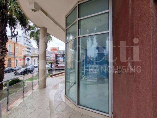 Locale Commerciale in affitto a Cappuccini, Puglia