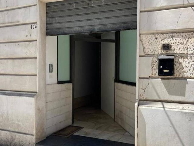 Locale Commerciale in affitto a Centro, Puglia