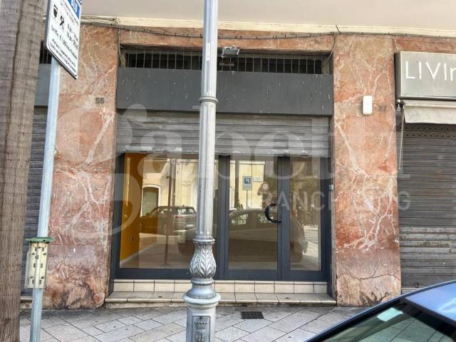 Locale Commerciale in affitto a Centro, Puglia