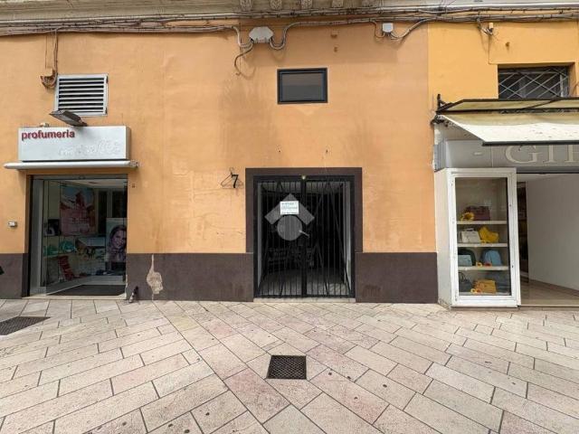 Locale Commerciale in affitto a Centro, Puglia