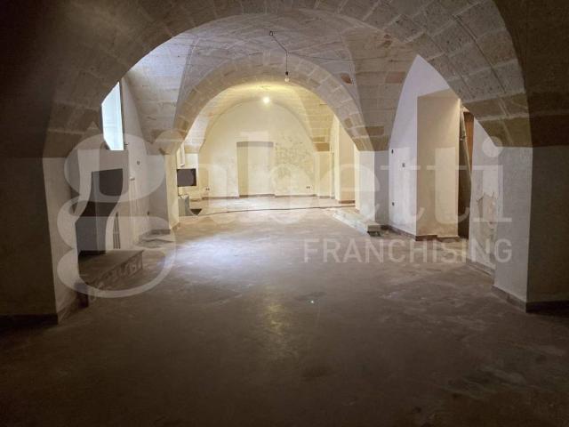 Locale Commerciale in affitto a Centro, Puglia