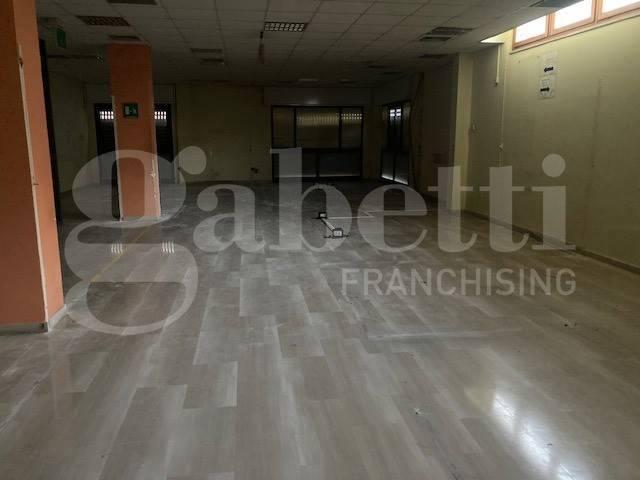 Locale Commerciale in affitto a Cappuccini, Puglia