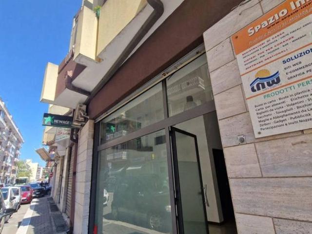 Locale Commerciale in affitto a Cappuccini, Puglia