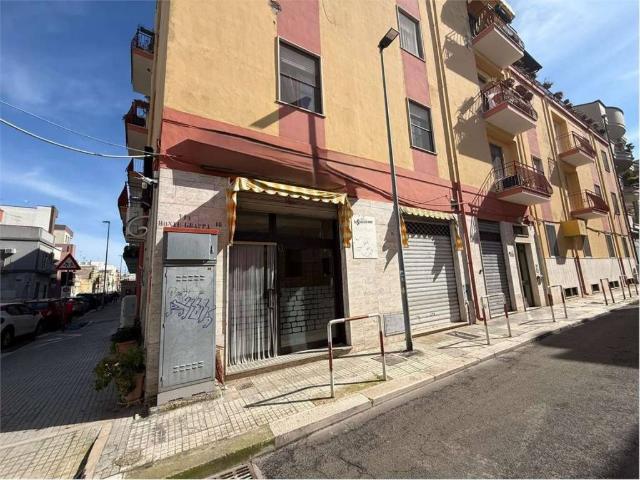 Locale Commerciale in affitto a Cappuccini, Puglia