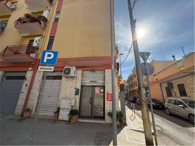 Locale Commerciale in affitto a Cappuccini, Puglia