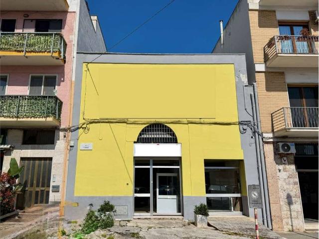 Locale Commerciale in affitto a Cappuccini, Puglia
