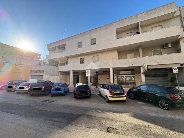 Locale Commerciale in affitto a Cappuccini, Puglia