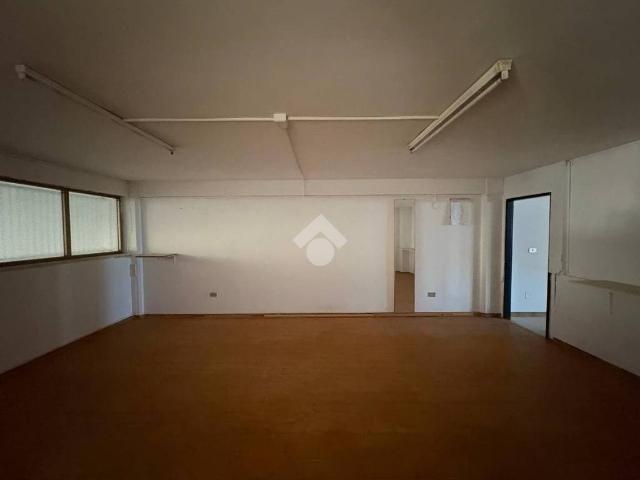 Locale Commerciale in affitto a Cappuccini, Puglia