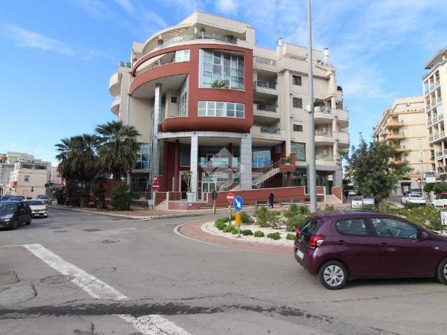 Locale Commerciale in affitto a Cappuccini, Puglia