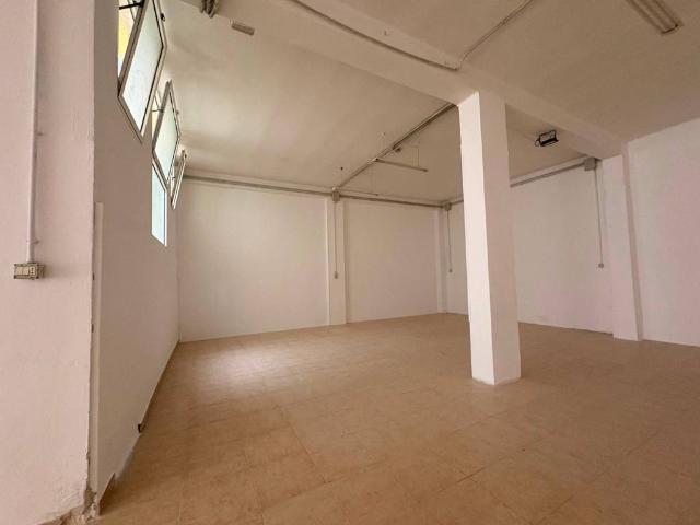 Locale Commerciale in affitto a Cappuccini, Puglia