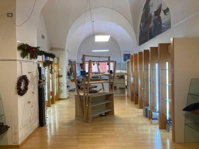 Locale Commerciale in affitto a Centro, Puglia