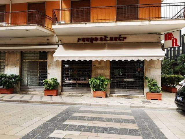 Locale Commerciale in affitto a Centro, Puglia