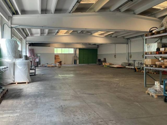 Locale Commerciale in affitto a Inverigo, Lombardia