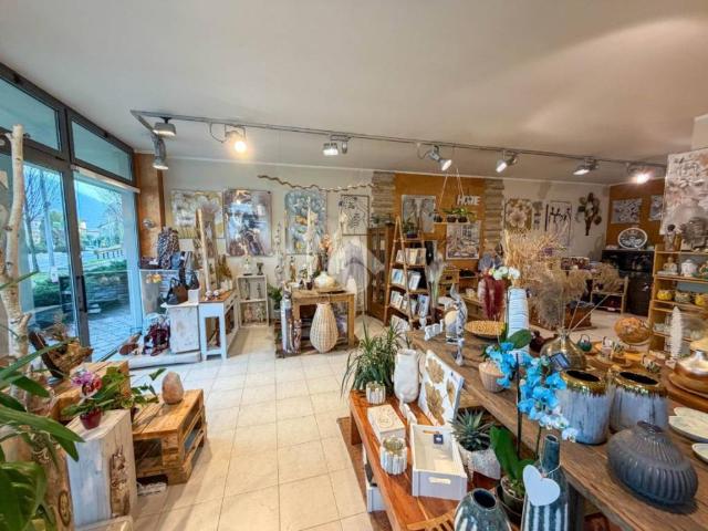 Locale Commerciale in affitto a Vaccarezza Nuova, Brivio