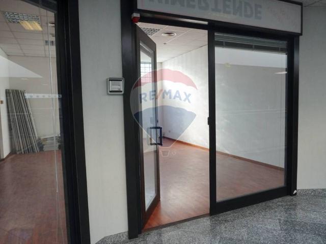 Locale Commerciale in affitto a Moncucco, Brugherio