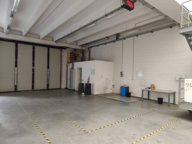 Locale Commerciale in affitto a Brugherio, Lombardia