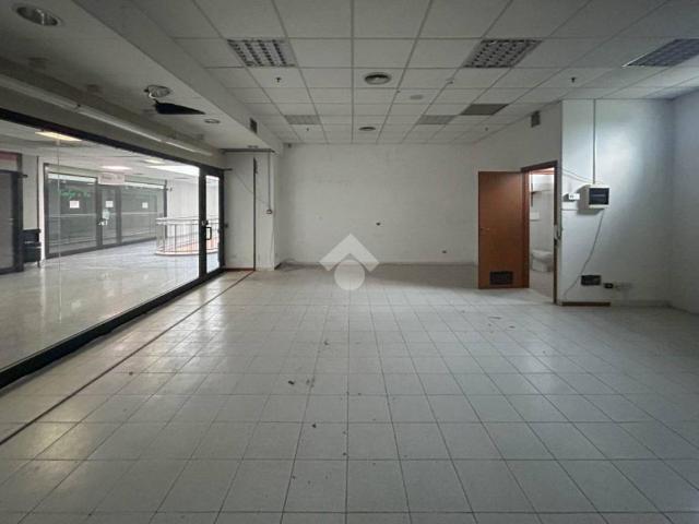 Locale Commerciale in affitto a Moncucco, Brugherio