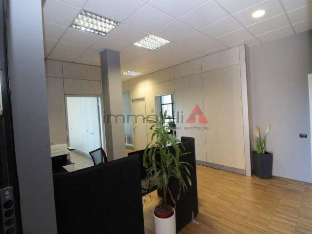 Locale Commerciale in affitto a Brugherio, Lombardia