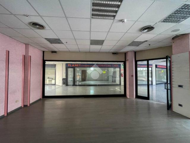 Locale Commerciale in affitto a Moncucco, Brugherio