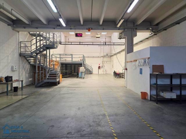 Locale Commerciale in affitto a Brugherio, Lombardia