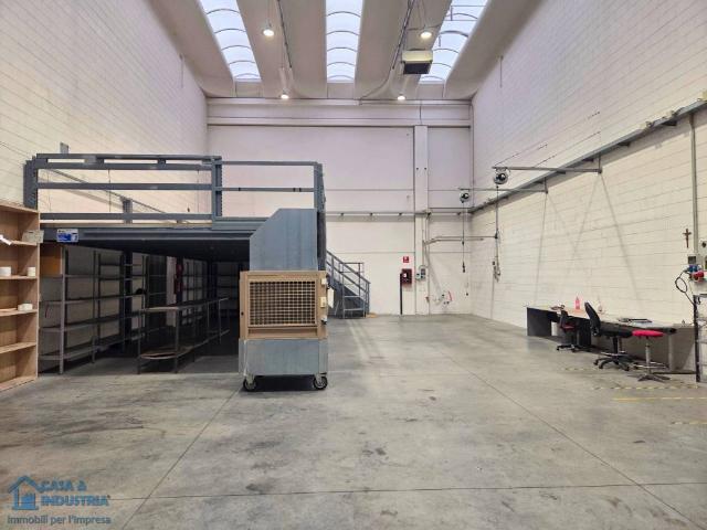 Locale Commerciale in affitto a Brugherio, Lombardia