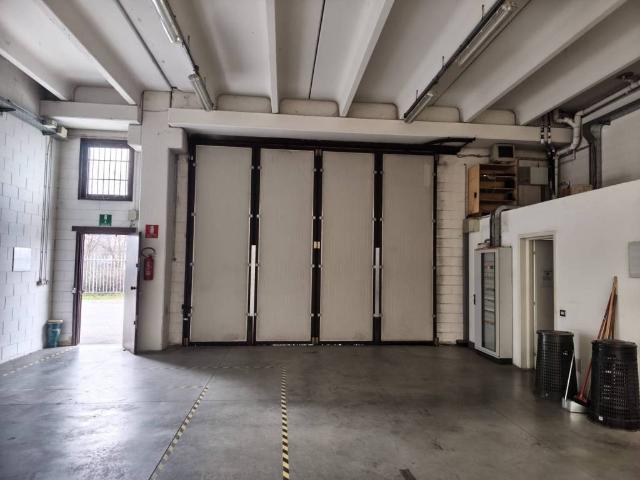 Locale Commerciale in affitto a Agrate Brianza, Lombardia